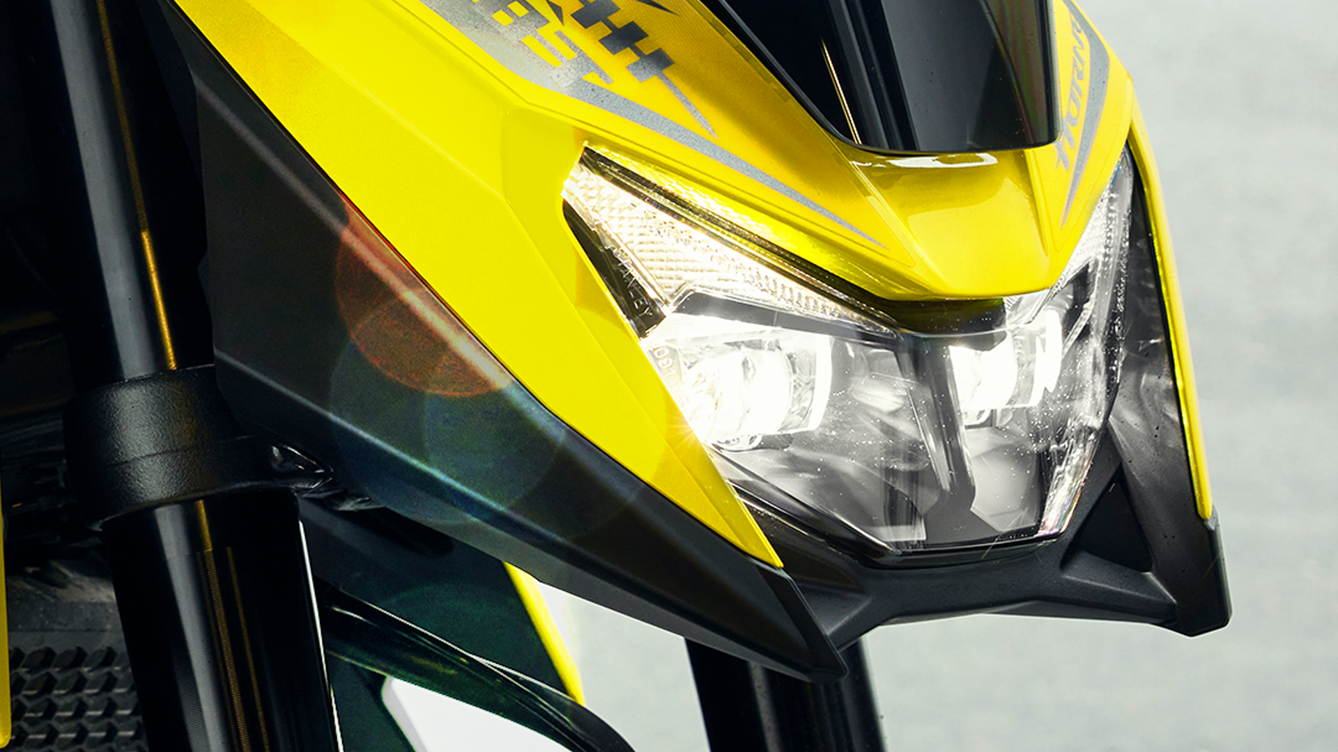 Honda Hornet 750 vue de trois-quarts avant sur fond urbain