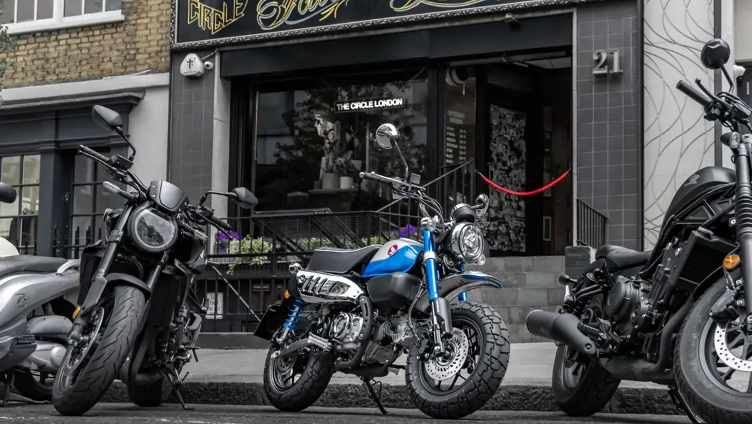Honda Monkey 125 garée devant un café