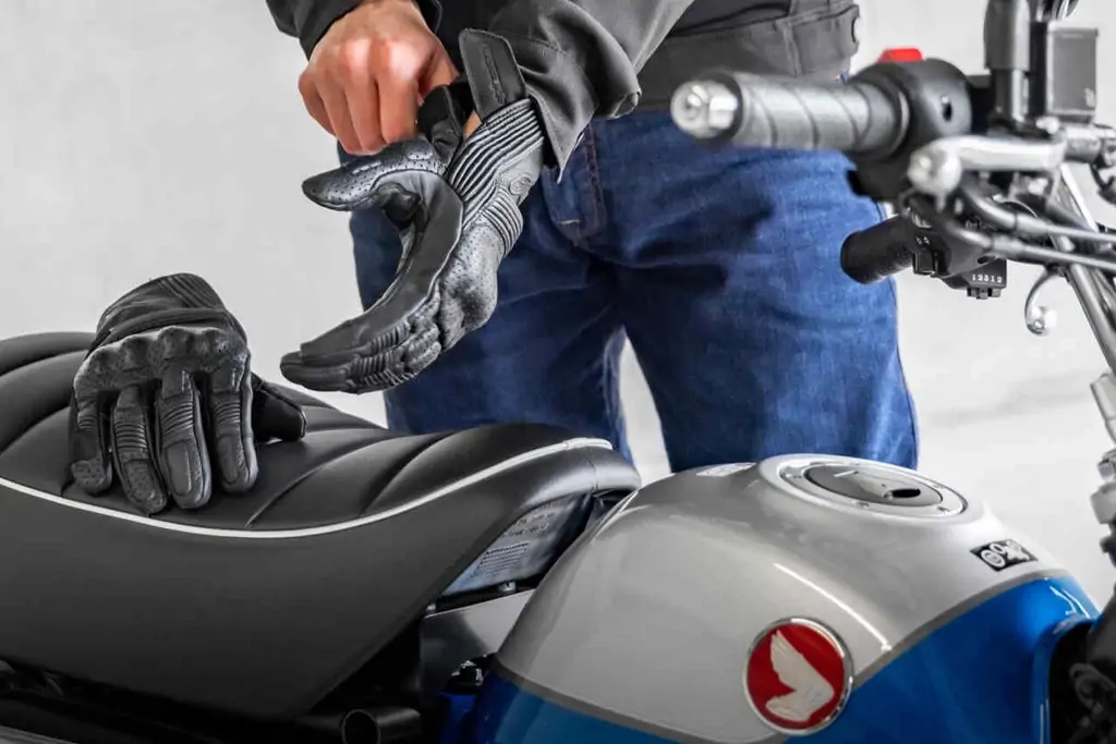 Vue latérale de la Honda Monkey 125 en stationnement
