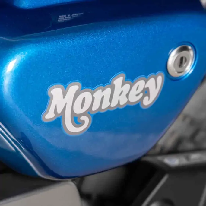 Honda Monkey 125 en mouvement sur route urbaine