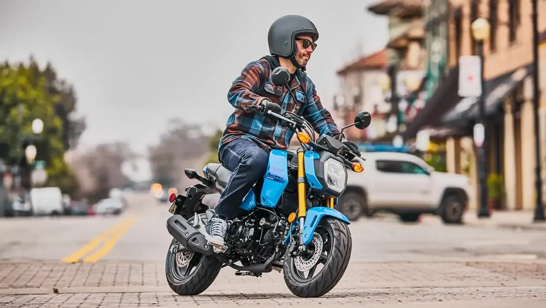 Honda MSX125 Grom exposée en extérieur, coloris jaune vif