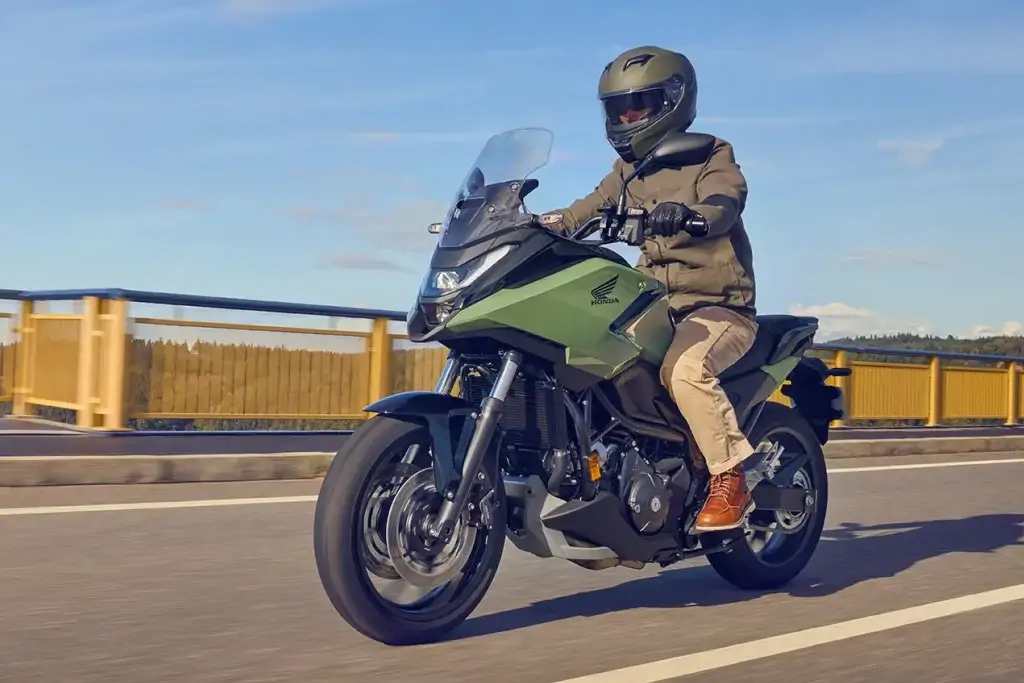 Vue latérale de la Honda NC750X DCT sur route