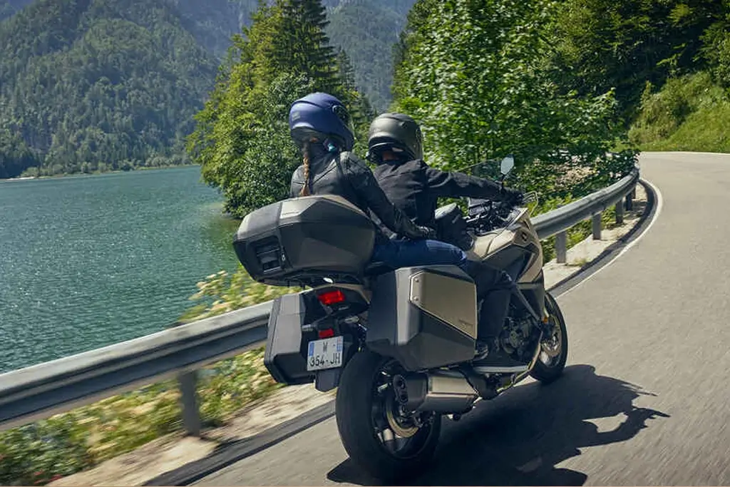 Vue latérale de la Honda NT1100 sur route