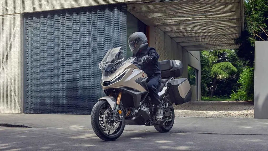 Honda NT1100 équipée de valises latérales