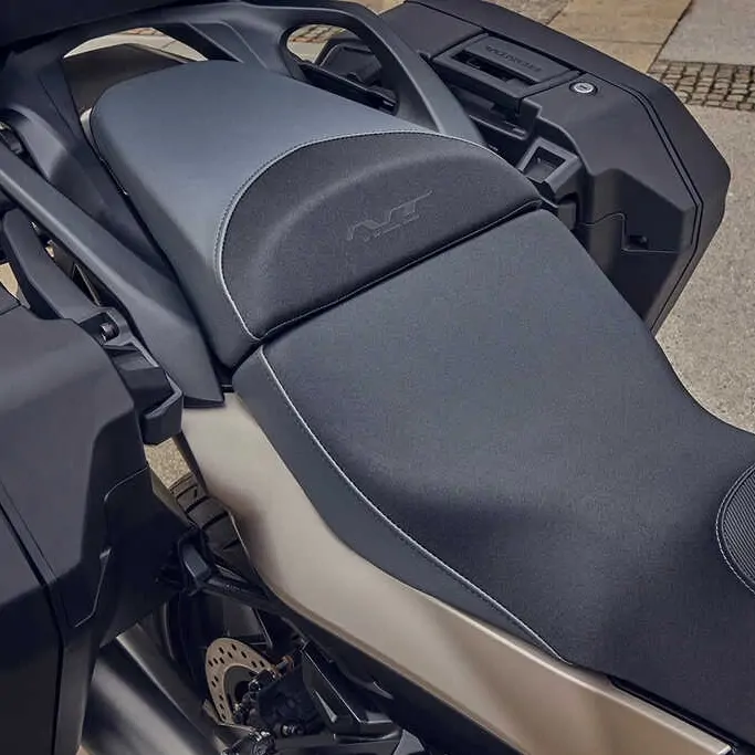 Détail du phare avant LED de la Honda NT1100