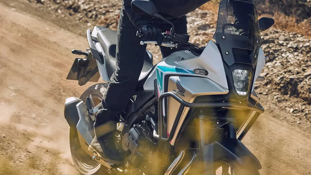 Selle confortable de la Honda NX500 adaptée aux longs trajets et à la conduite urbaine