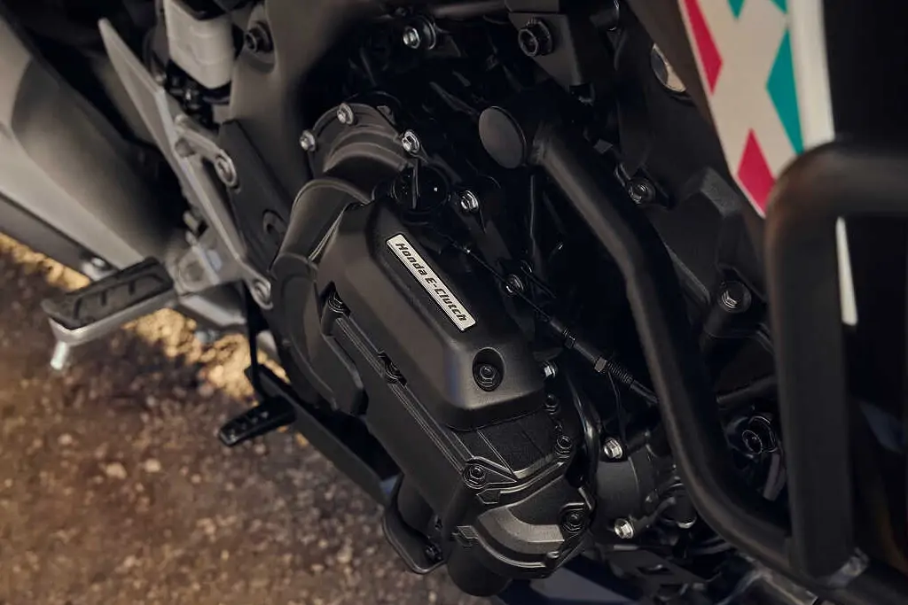 Vue avant de la Honda NX500 sur route, mettant en valeur son design trail moderne