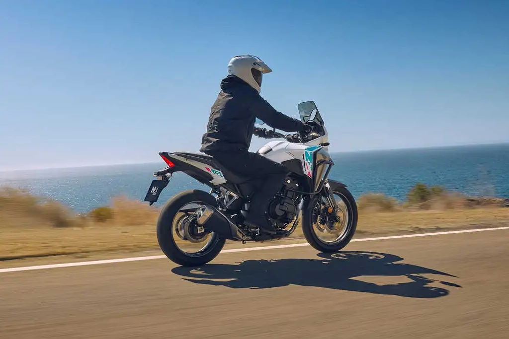 Profil latéral de la Honda NX500, illustrant sa polyvalence et sa compacité