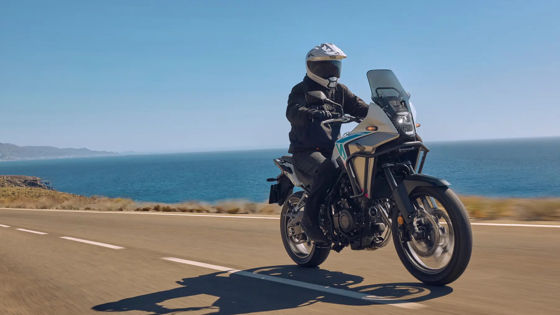 Honda NX500 en action sur route, illustrant sa maniabilité et son style dynamique