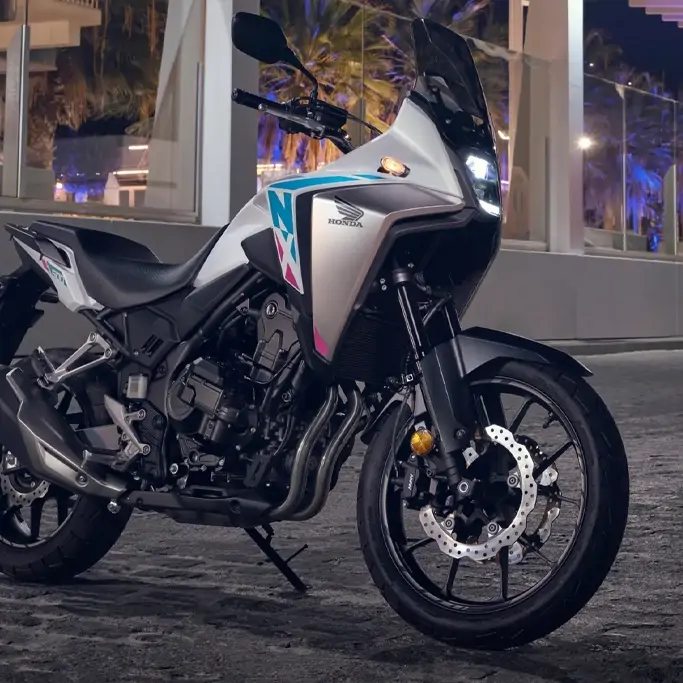 Honda NX500 équipée pour l’aventure avec valises latérales et top case