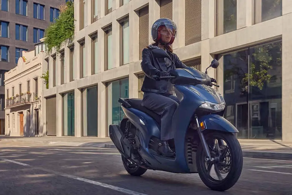 Vue latérale du Honda SH350i stationné en ville