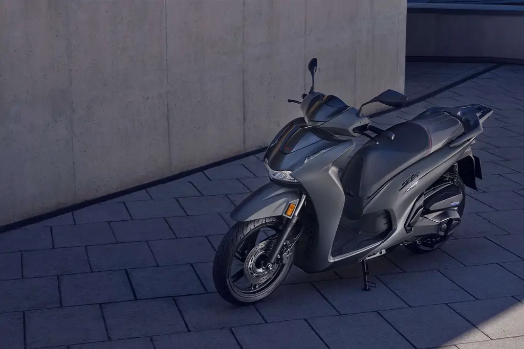 Tableau de bord numérique du Honda SH350i en gros plan