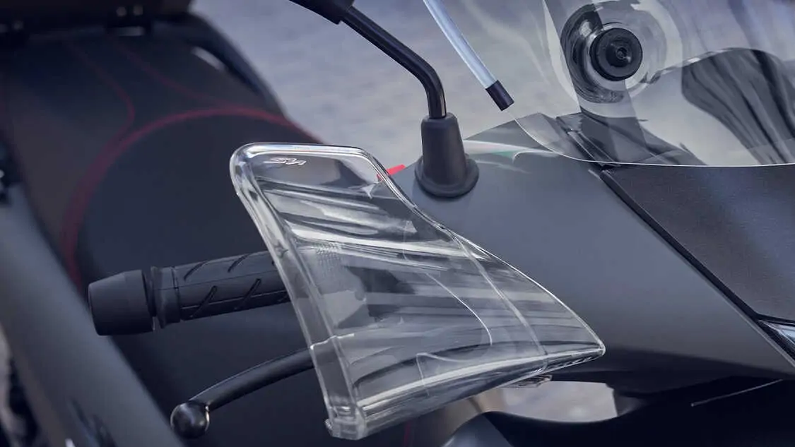 Honda SH350i roulant sur une route urbaine
