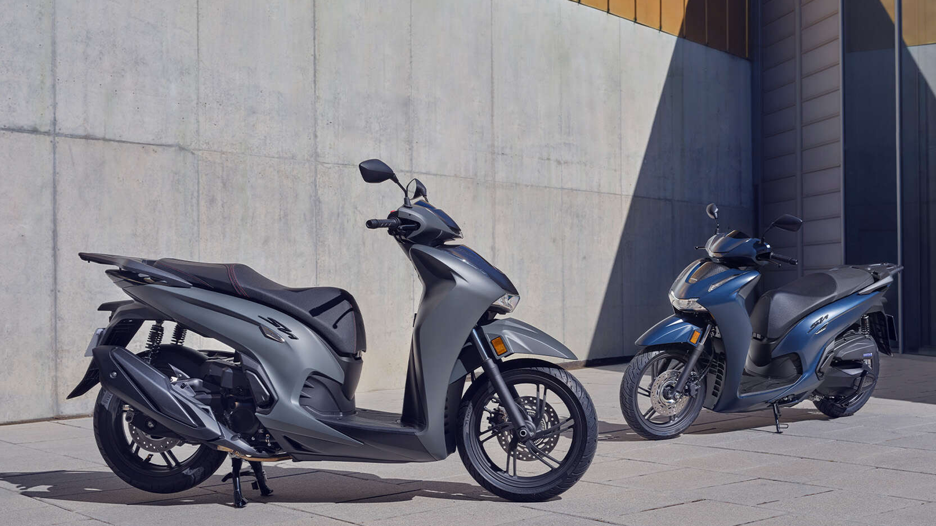 Honda SH350i garé devant un café moderne
