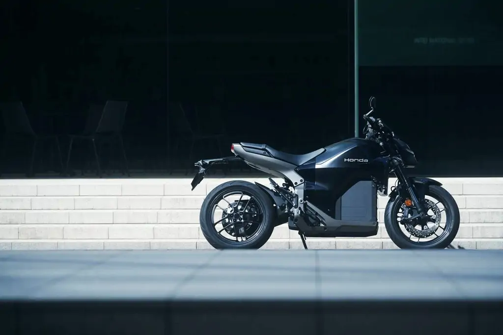 Vue latérale du Honda WN7 en stationnement urbain