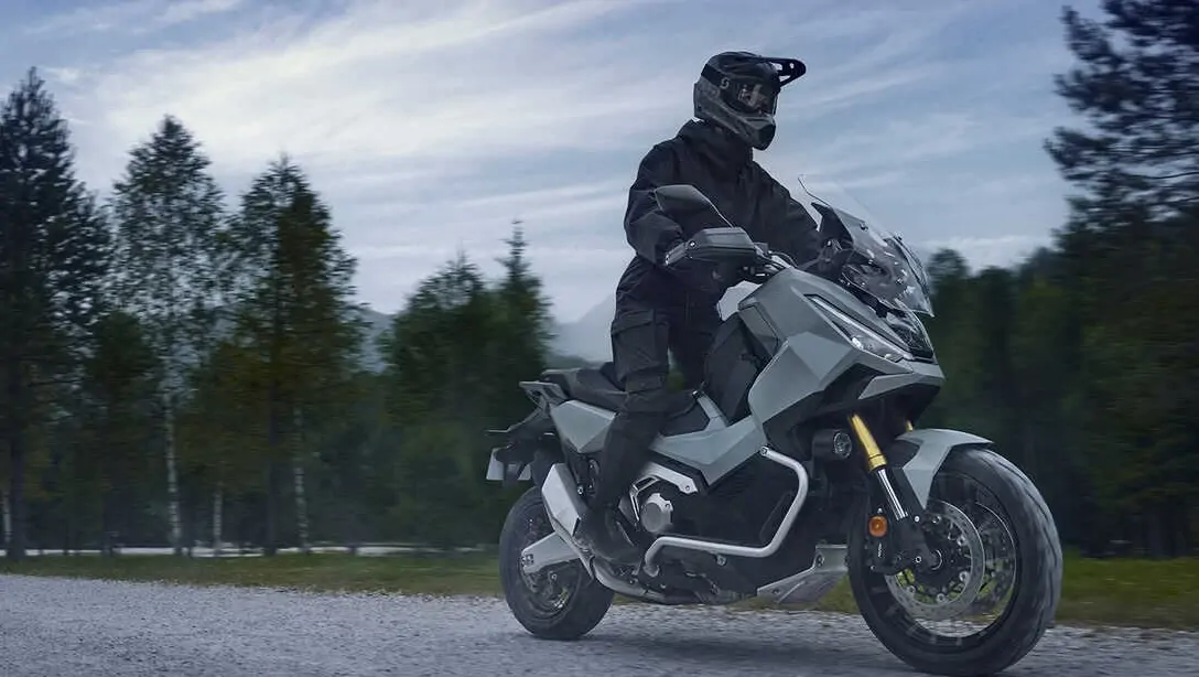 Honda X-ADV en action sur chemin