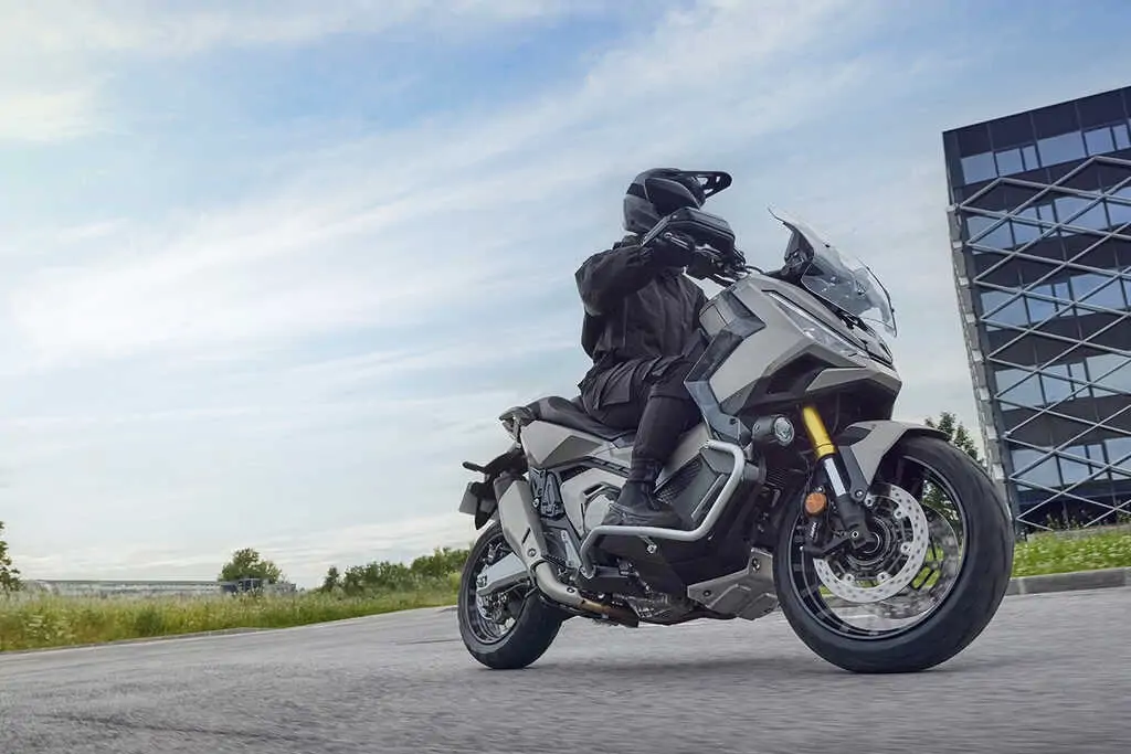 Vue avant du Honda X-ADV en extérieur