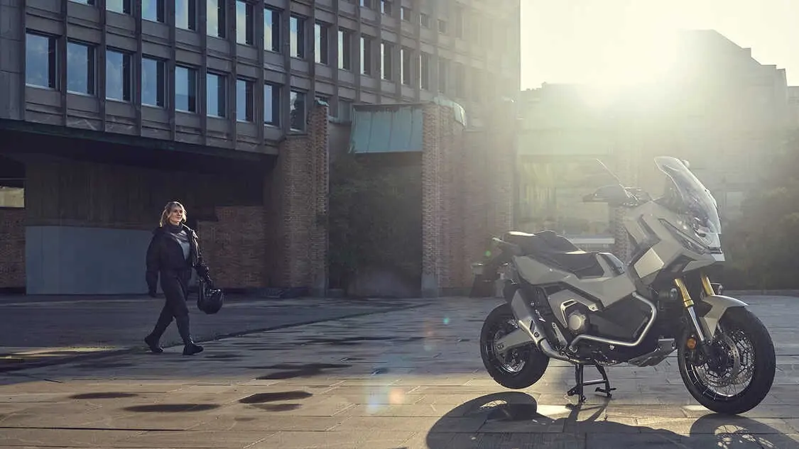 Honda X-ADV sur route sinueuse