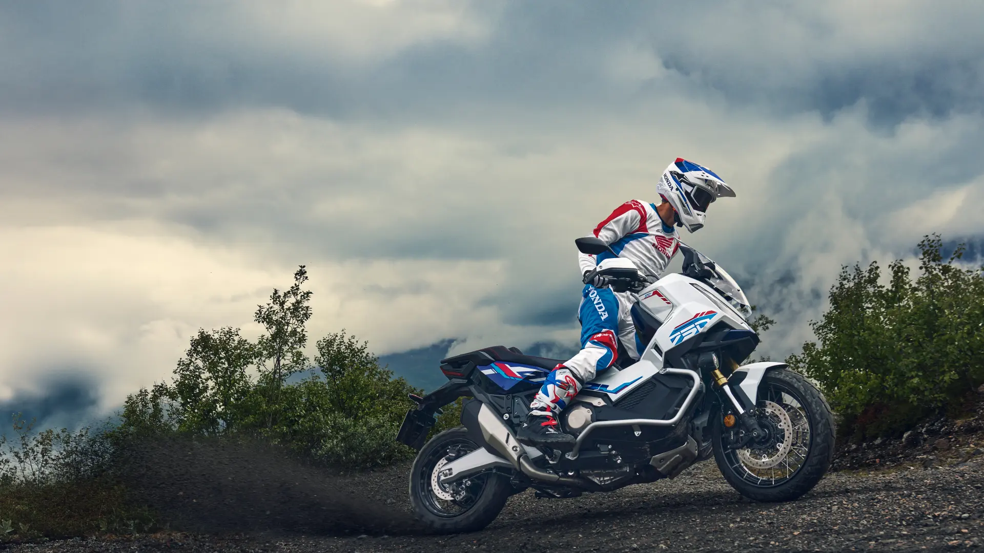 Honda X-ADV traversant un paysage urbain moderne
