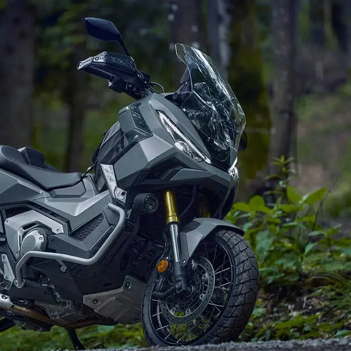 Honda X-ADV stationné en ville