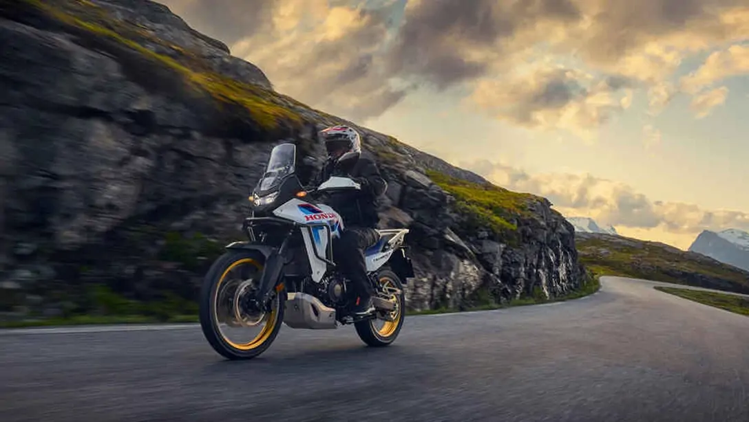 Honda XL750 Transalp stationnée en pleine nature