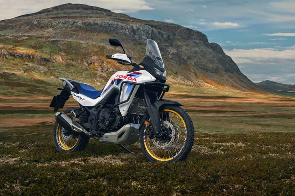 Vue avant de la Honda XL750 Transalp sur route