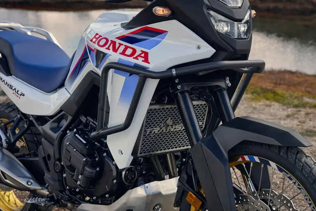 Profil latéral de la Honda XL750 Transalp en action