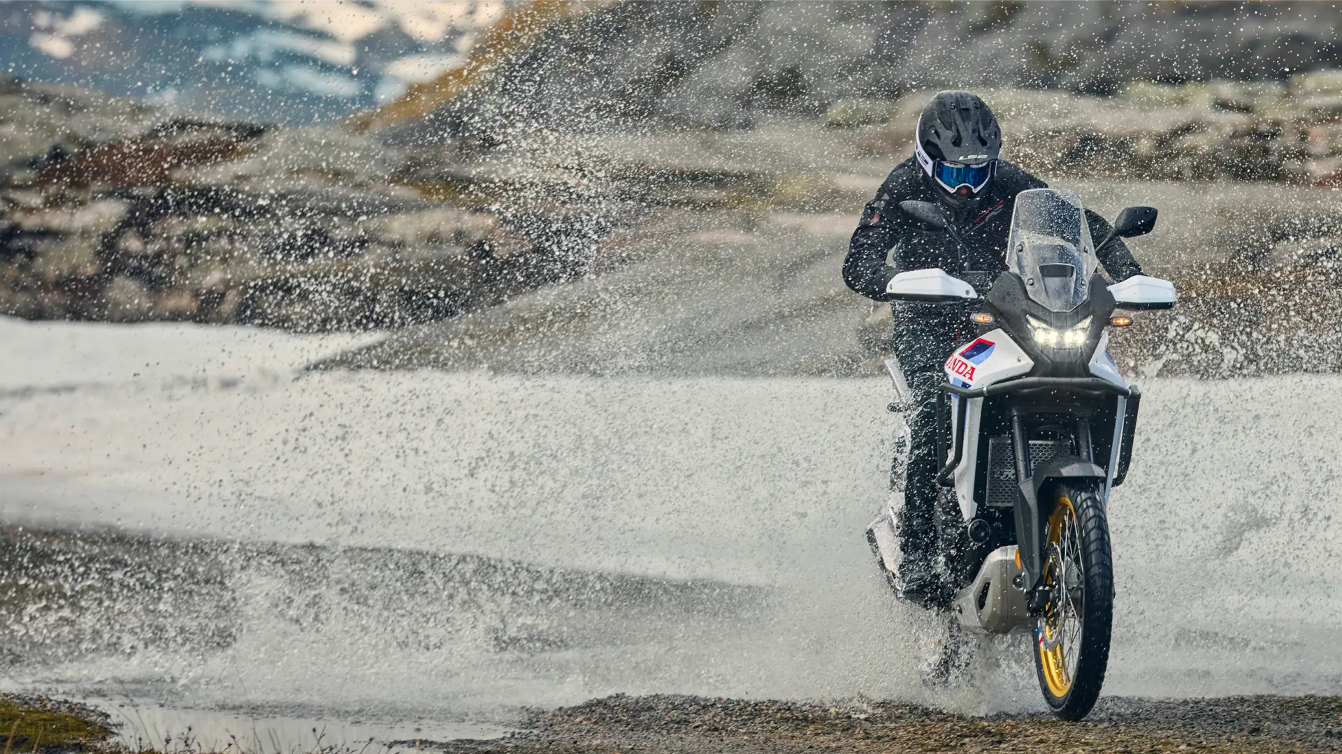 Honda XL750 Transalp sur route de montagne