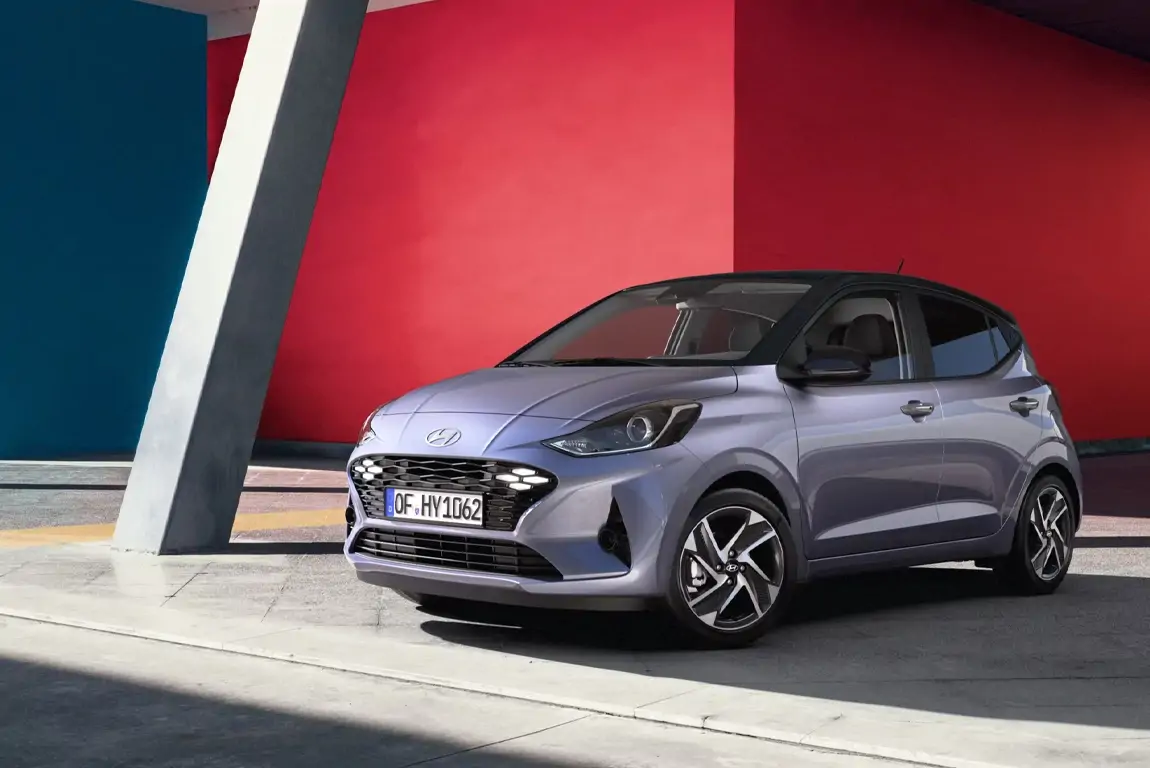 Hyundai i10 vue de profil sur route urbaine