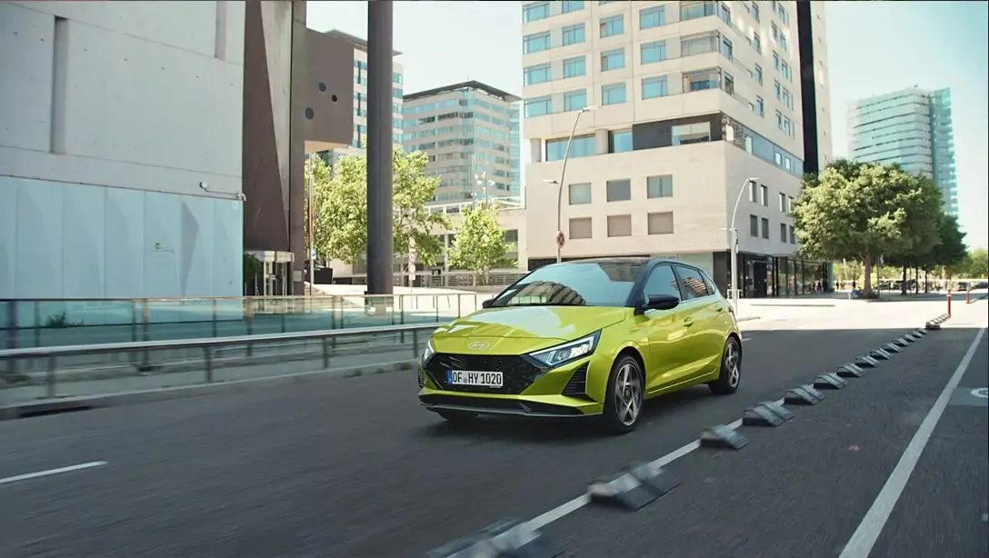 Hyundai i20 en stationnement urbain