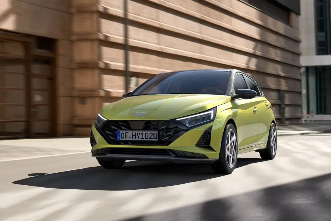 Vue avant dynamique de la Hyundai i20 sur route