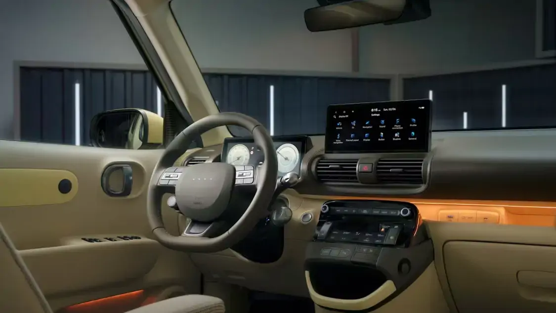 Vue arrière du Hyundai INSTER électrique sur route