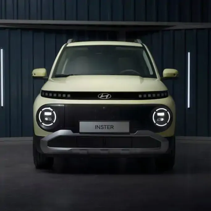 Hyundai INSTER électrique en stationnement urbain