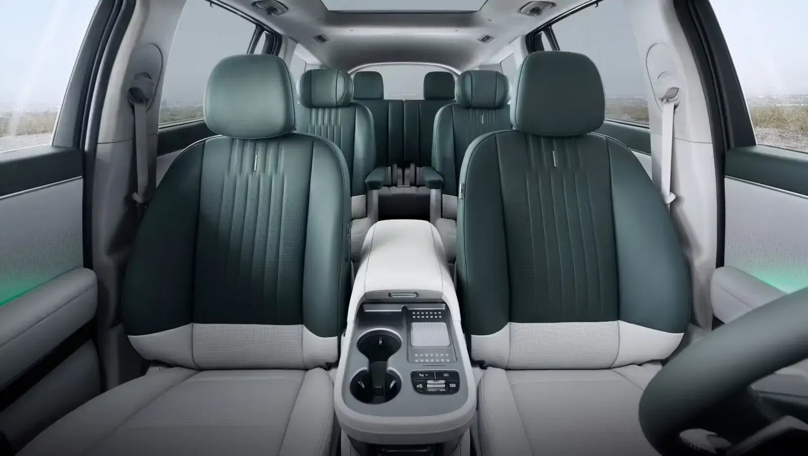 Intérieur spacieux du Hyundai IONIQ 9 avec sièges en cuir et tableau de bord digital