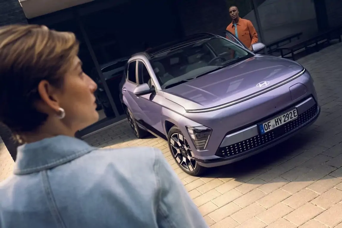 Vue avant du Hyundai KONA Electric sur route urbaine