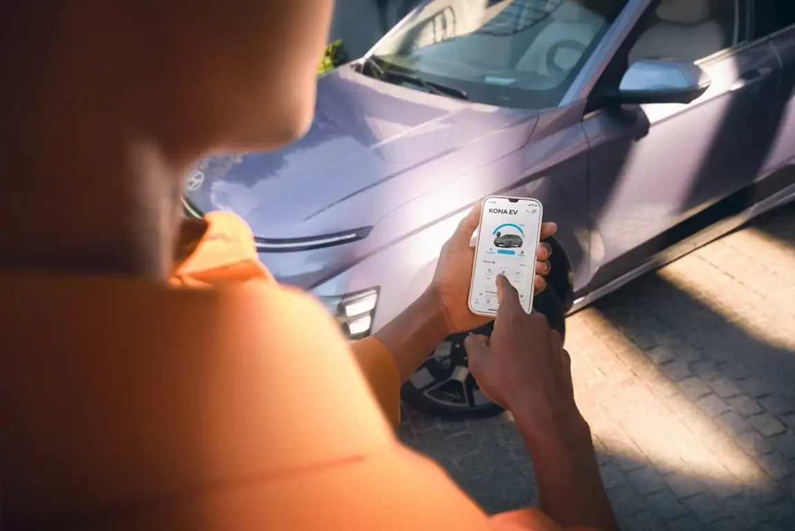 Vue latérale du Hyundai KONA Electric en extérieur