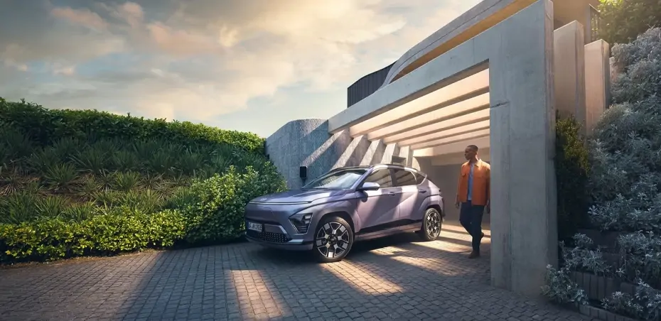 Hyundai KONA Electric stationné devant un bâtiment moderne