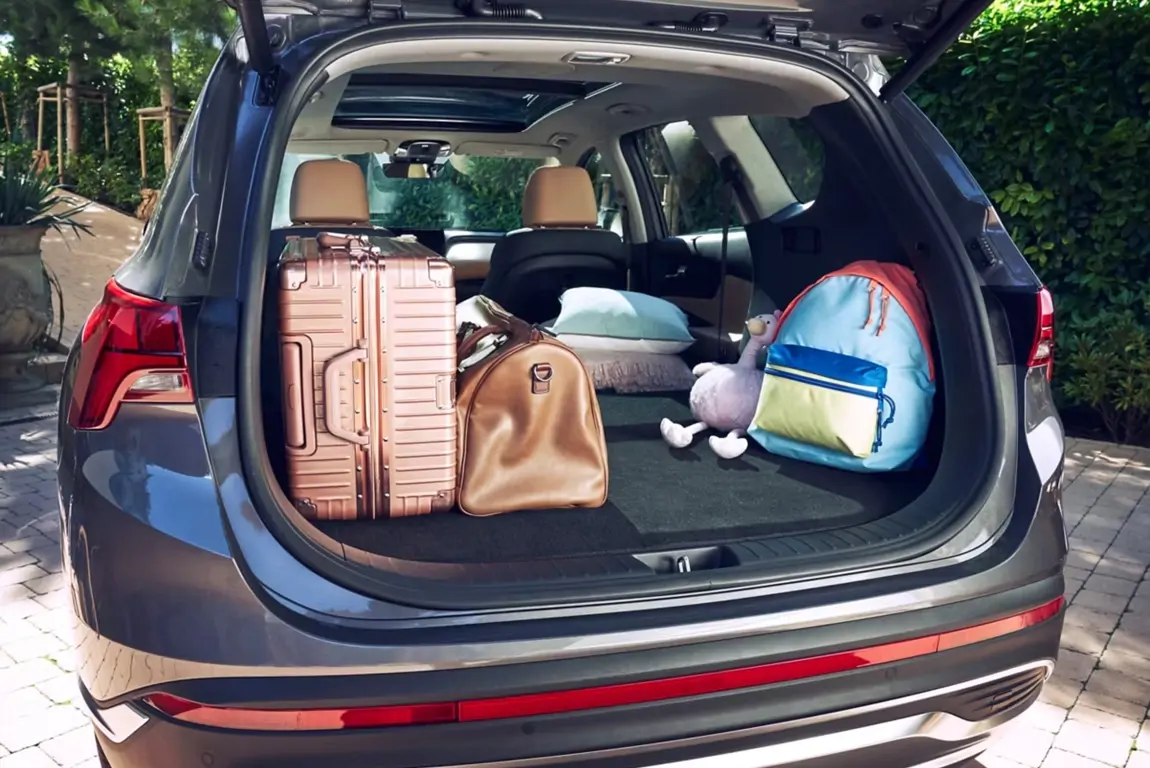 Vue avant du Hyundai SANTA FE Hybrid sur route