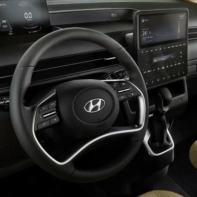 Vue latérale du Hyundai STARIA Diesel en stationnement