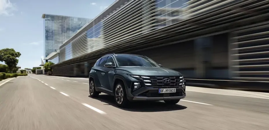 Hyundai TUCSON Hybrid stationné devant un paysage urbain