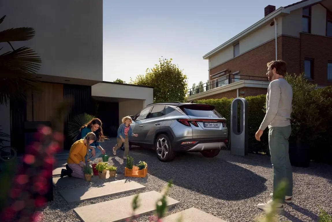 Vue avant du Hyundai TUCSON Plug-in hybride sur route