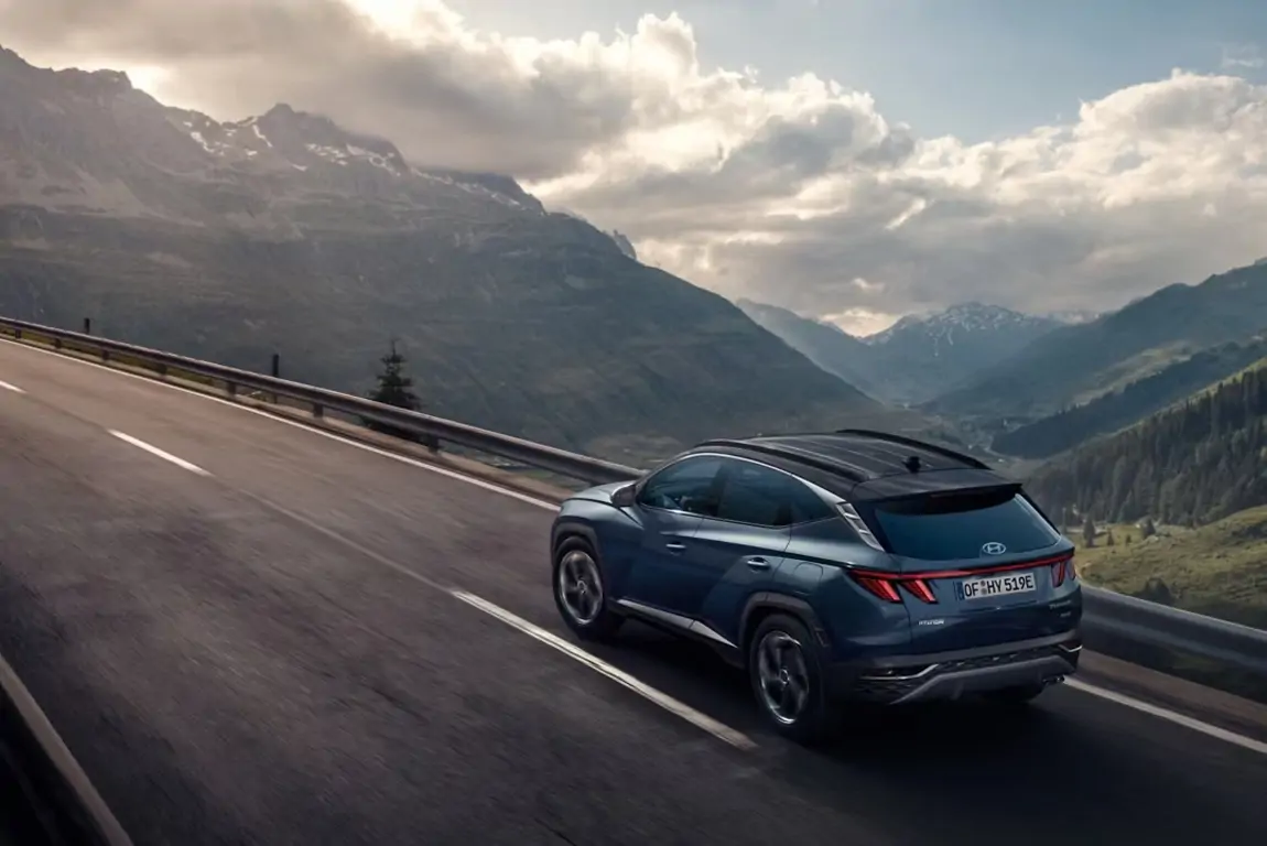 Hyundai TUCSON Plug-in hybride en profil sur fond urbain
