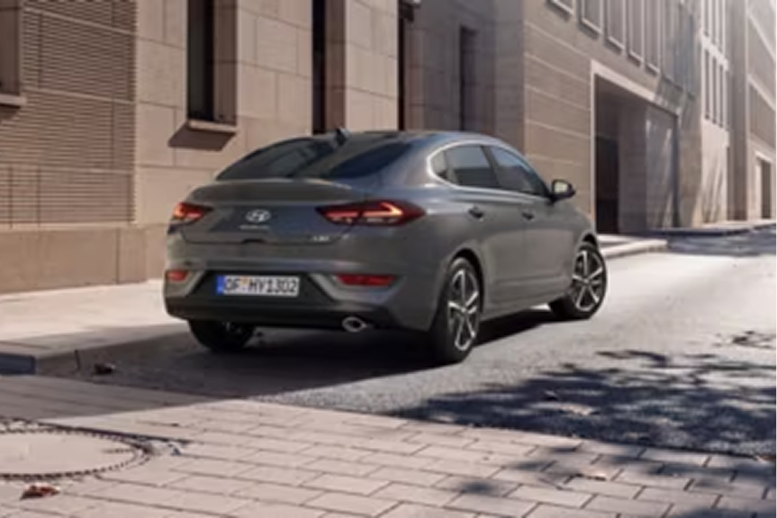 Hyundai i30 Fastback en conduite sur route panoramique