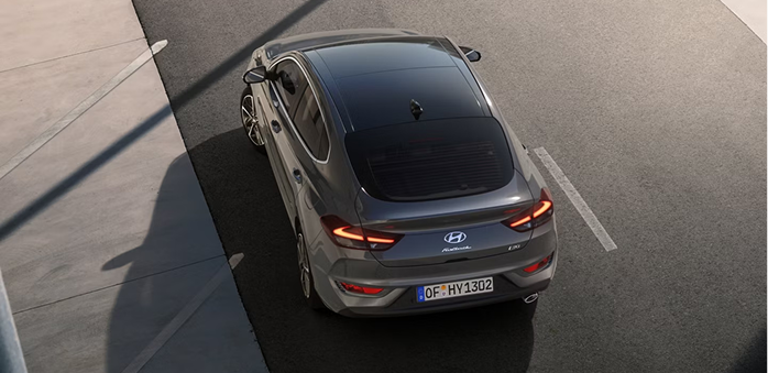 Hyundai i30 Fastback vue de trois-quarts avant sur route