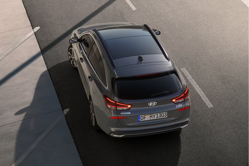 Vue avant de la Hyundai i30 Wagon en stationnement
