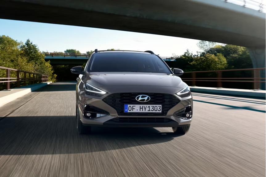 Vue latérale de la Hyundai i30 Wagon sur route