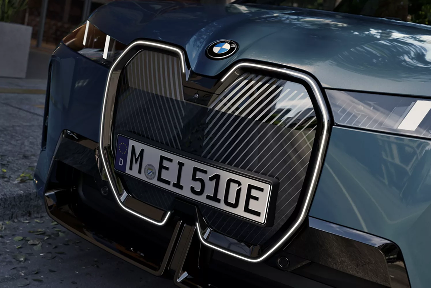BMW iX de profil en mouvement