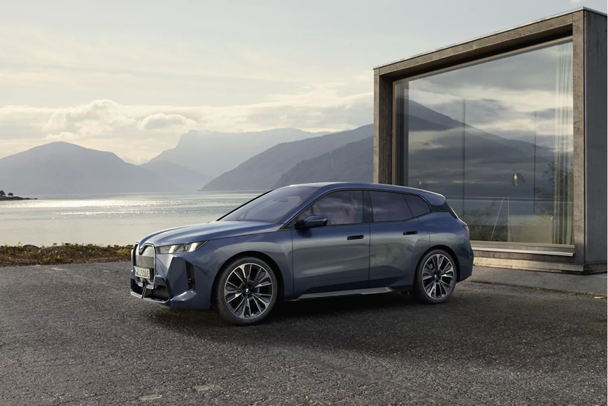 BMW iX stationné dans un environnement urbain
