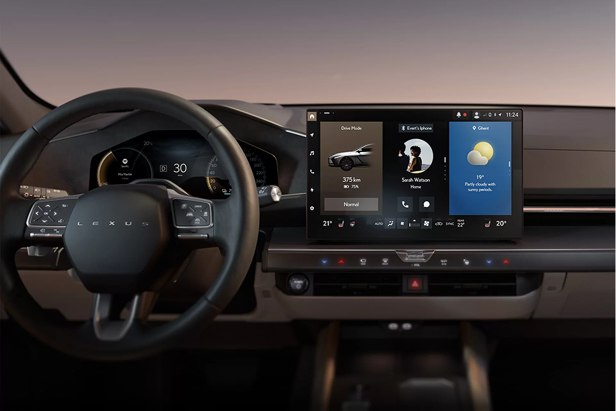 Vue arrière de la Lexus ES 2026 électrique en mouvement