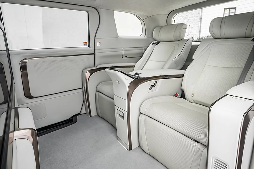 Vue avant du Lexus LM 2026 hybride en finition premium